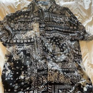 No Boundaries Monochrome Paisley Resort Style Button-Down, Like New